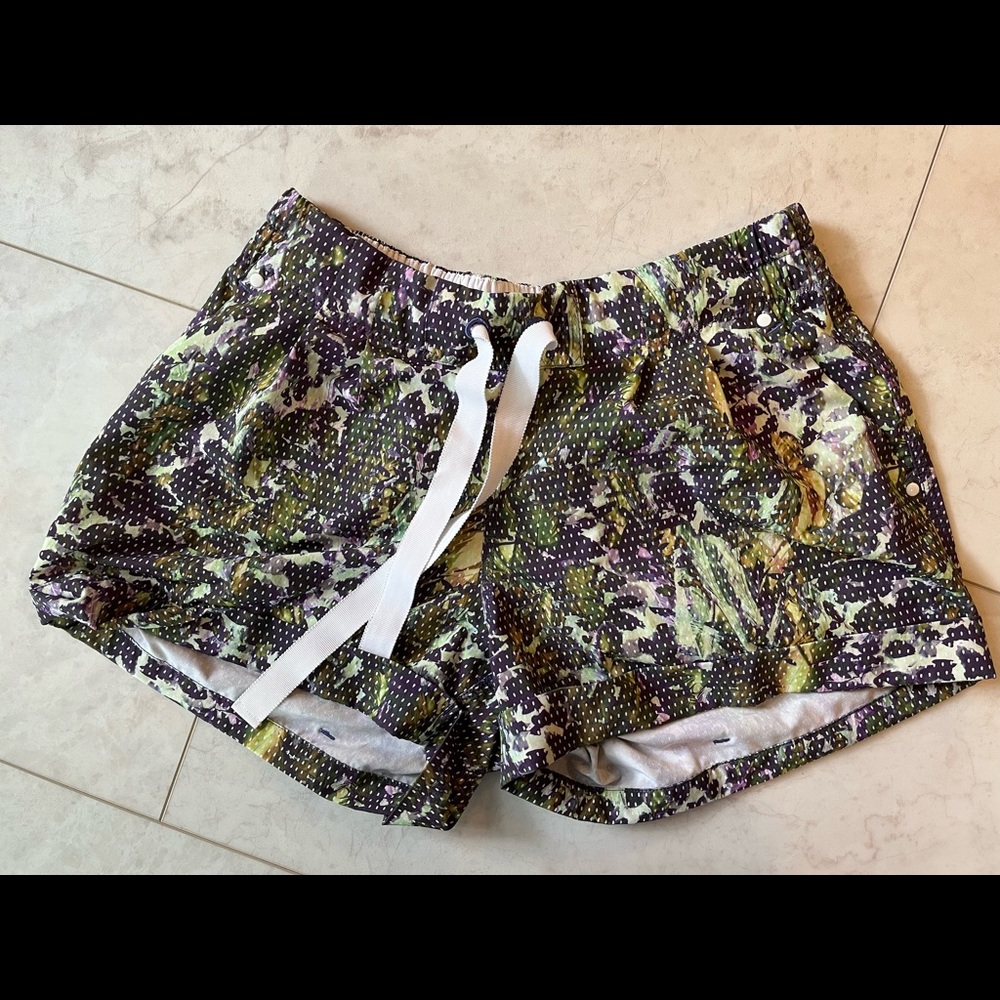 Lululemon Spring Break Away Short size 8 RARE* - Picture 2 of 4